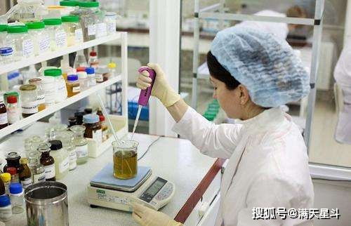 根據(jù) 化妝品監(jiān)督管理條例 ,關(guān)于化妝品標簽,以下說法錯誤的是 主要成分